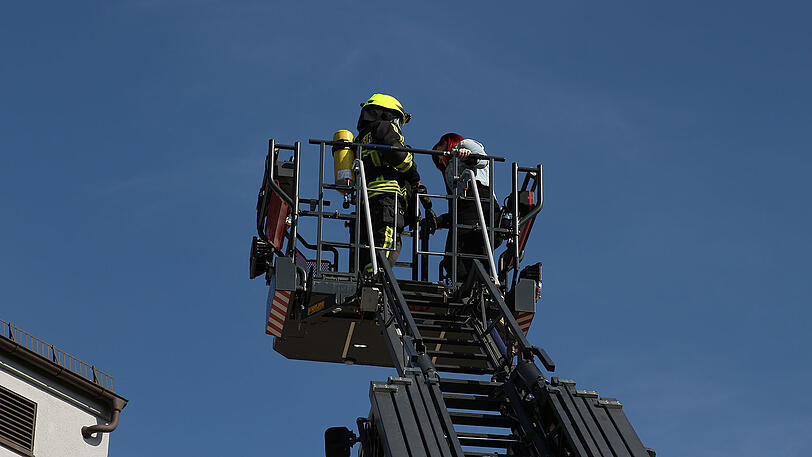 Die Feuerwehr-Übung diente ausschließlich dem Antrag von Sebastian. Seine Liebste Lisa war total überrascht und war bis zuletzt ahnungslos. Die Kameraden hielten dicht.