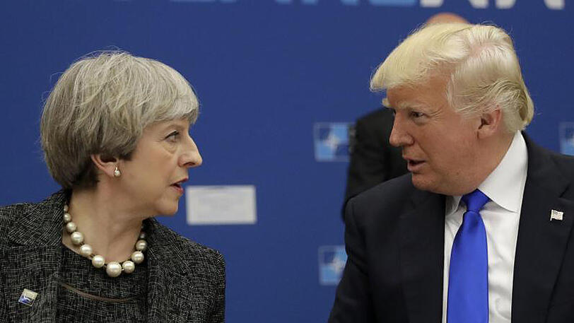 Die britische Premierministerin Theresa May und US-Präsident Donald Trump sprechen beim Nato-Gipfel miteinander.