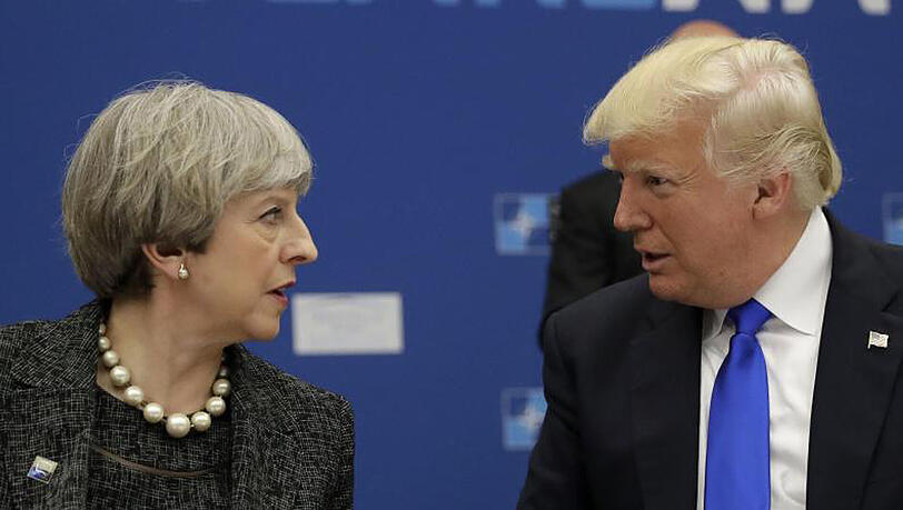 Die britische Premierministerin Theresa May und US-Präsident Donald Trump sprechen beim Nato-Gipfel miteinander. Die britische Premierministerin Theresa May und US-Präsident Donald Trump sprechen beim Nato-Gipfel miteinander.