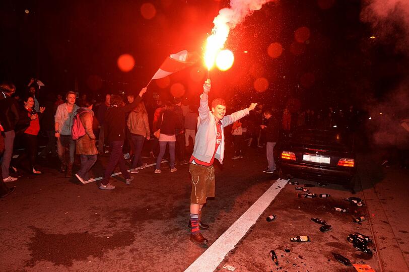 So ausgelassen feiern die Fans auf der Leopoldstraße den Bayern-Sieg. Die Bilder