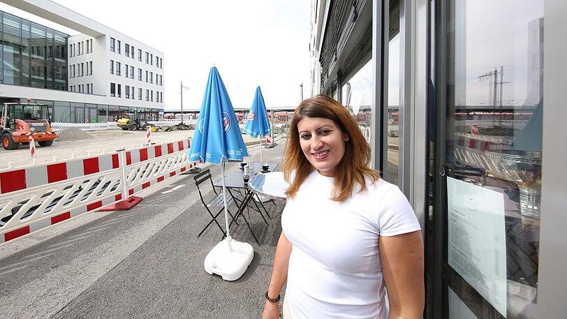 "Wir kämpfen": Ranya Steidler (38) vor ihrer Azzurro Café-Bar. Direkt vor ihrer Freischankfläche am S-Bahnhof meißeln Bagger den Platz auf.