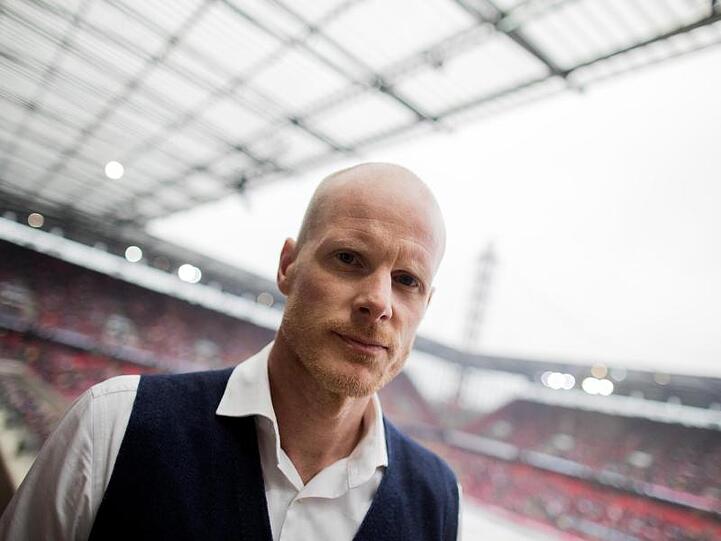 Toni Söderholm, Bundestrainer der Deutschen Eishockey Nationalmannschaft, steht im RheinEnergieStadion. Foto: Rolf Vennenbernd/Archiv
