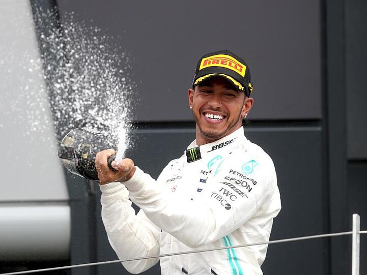 Lewis Hamilton mit der obligatorischen Champagner-Dusche für die Menge.