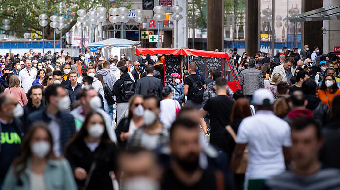 Ende Mai 2021: Zahlreiche Menschen spazieren durch die Fußgängerzone in der Münchner Innenstadt.