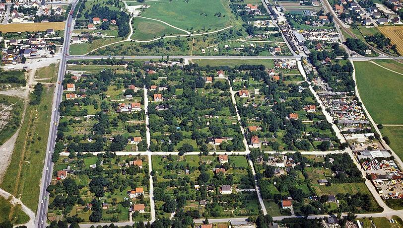 Frischluftschneise Eggarten mit Siedlungshäusern und Natur drumherum. Noch ist der Eggarten Lebensraum für Eidechsen und Frösche. Frischluftschneise Eggarten mit Siedlungshäusern und Natur drumherum. Noch ist der Eggarten Lebensraum für Eidechsen und Frösche.