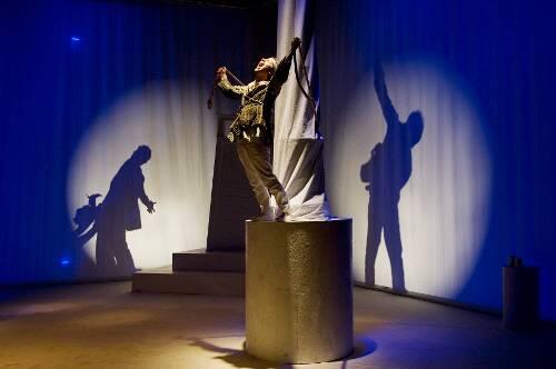 Qualen des Menschenfreundes Prometheus im Schattenriss: &bdquo;Mummpitz&ldquo; möbelt im Fürther Kulturforum den antiken Mythos auf.