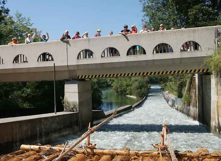 Während sich die Floß-Fahrgäste an ihren Sitzen festklammern, winken die Touristen fröhlich von der Brücke herab. Wenn ein Floß über die Mühltaler Rutsche bei Straßlach rauscht, zieht dieses Spektakel immer viele Menschen an.