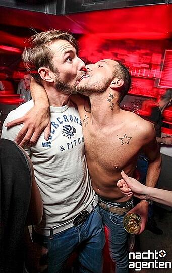 Das Harry Klein ist der angesagteste Electro-Club in München. Und auch im Jahr 2012 taucht es unter den hundert besten Clubs des DJMags auf Platz 32 auf. Damit kann sich das Harry Klein damit rühmen, der beste Club in München zu sein. Mehr Partybilder aus dem Harry Klein unter:  www.nachtagenten.de