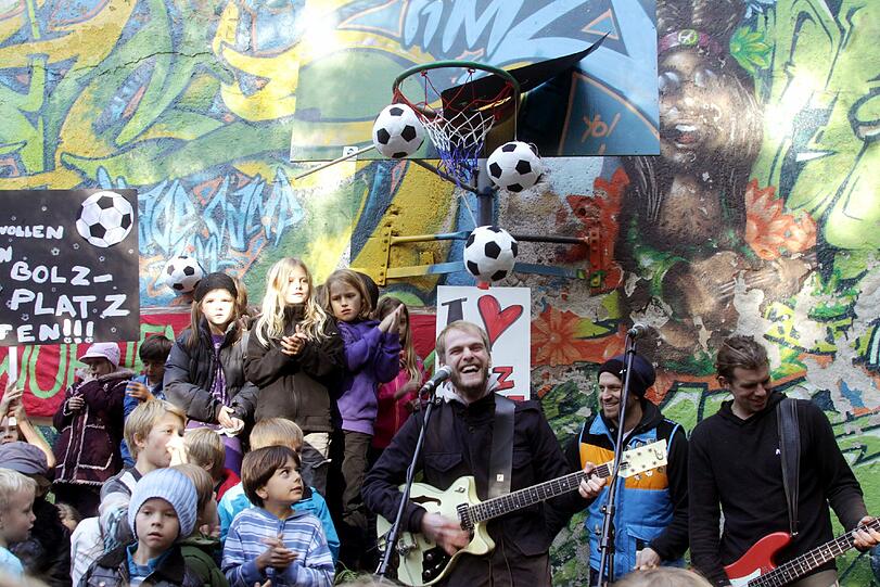 Die Sportfreunde Stiller geben ein Konzert auf dem Bolzplatz für den Sportplatz - Die Bilder