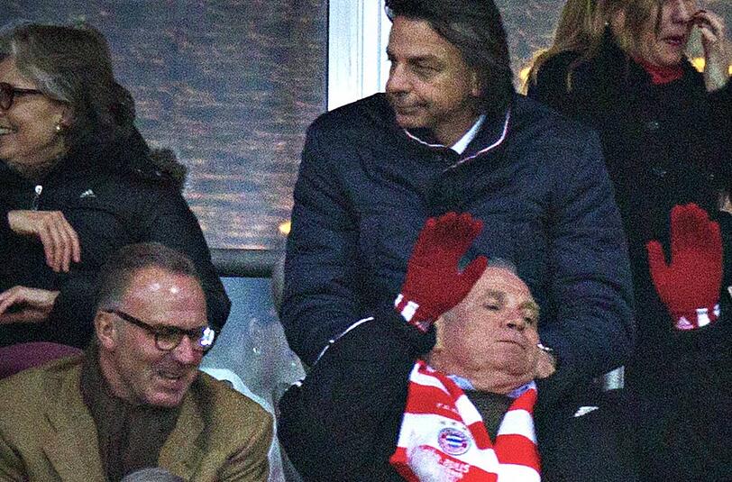 Vom Gerichtssaal in die Allianz Arena: Uli Hoeneß verfolgt am Dienstagabend das Champions-League-Spiel des FC Bayern gegen den FC Arsenal London. Die Bilder.