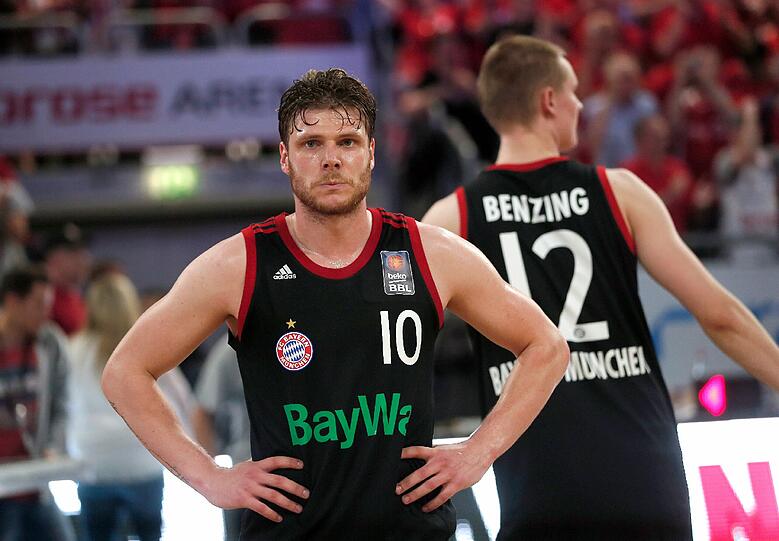 Small Forward Robin Benzing (r.) (2 Basketbälle)