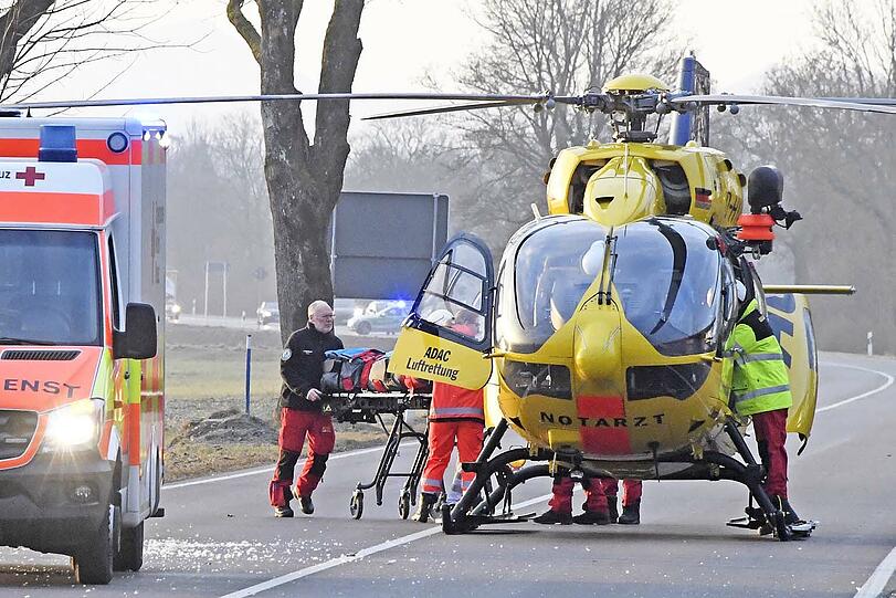 Bei dem Unfall wurden beide Fahrzeuge massiv beschädigt.