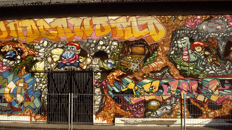 Damals brandneu in München: Graffiti! Alle Hallenwände auf dem Flohmarktgelände waren bunt besprüht.
