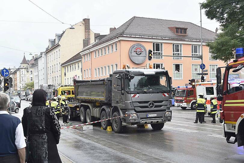 In der Humboldtstraße wurde eine 88-Jährige von einem Lkw überrollt. Die Frau starb später im Krankenhaus. Bilder vom vergeblichen Rettungseinsatz.