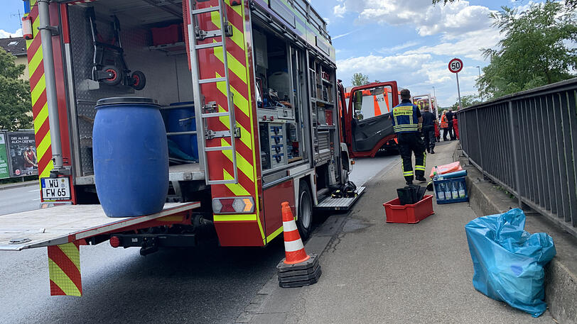 Feuerwehr und Spezialgerät rückten an, um die Straße zu säubern.