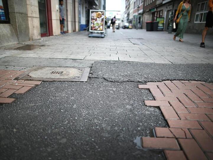 Der Ort in der Düsseldorfer Altstadt, an dem der umstrittene Polizeieinsatz stattgefunden hat. Dabei hatte ein Beamter einen Jugendlichen mit dem Knie am Kopf zu Boden gedrückt.