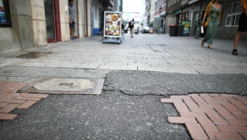 Der Ort in der Düsseldorfer Altstadt, an dem der umstrittene Polizeieinsatz stattgefunden hat. Dabei hatte ein Beamter einen Jugendlichen mit dem Knie am Kopf zu Boden gedrückt. Der Ort in der Düsseldorfer Altstadt, an dem der umstrittene Polizeieinsatz stattgefunden hat. Dabei hatte ein Beamter einen Jugendlichen mit dem Knie am Kopf zu Boden gedrückt.