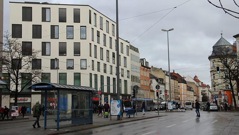 Das moderne Eckgebäude links entstand 2014/2015. Einst stand hier das Kaufhaus Hertie, im Neubau sind Woolworth und DM. Das moderne Eckgebäude links entstand 2014/2015. Einst stand hier das Kaufhaus Hertie, im Neubau sind Woolworth und DM.