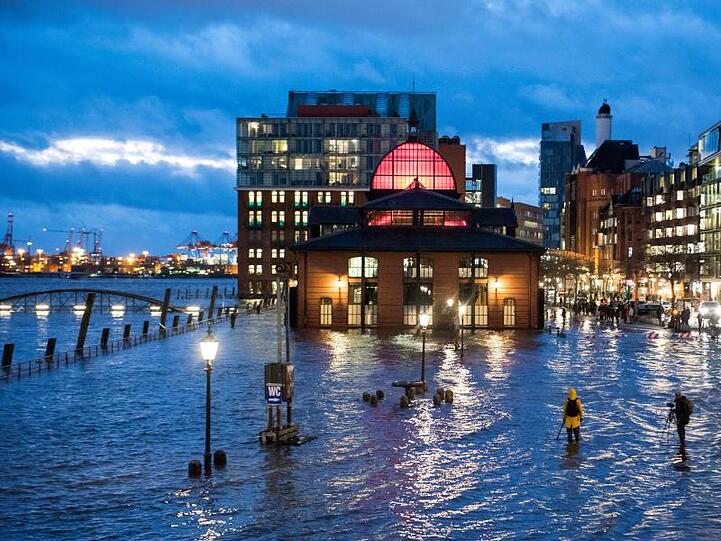 Der Fischmarkt mit der Fischauktionshalle steht während einer Sturmflut unter Wasser.