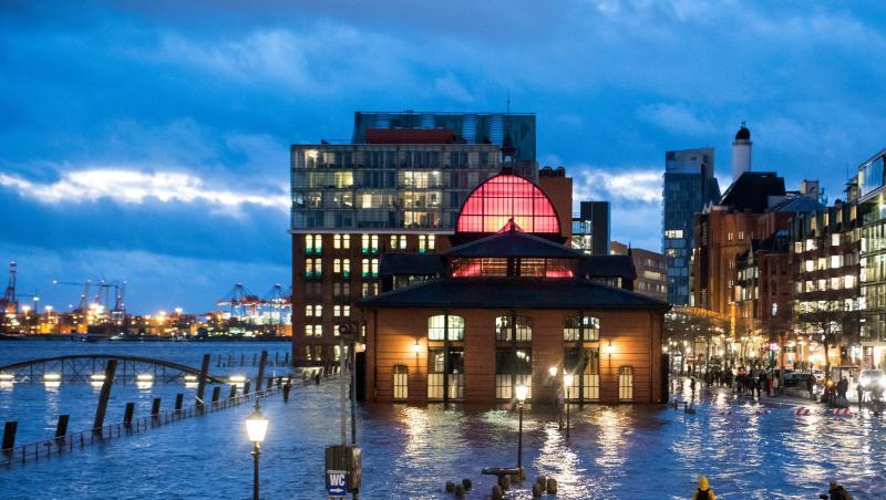 Der Fischmarkt mit der Fischauktionshalle steht während einer Sturmflut unter Wasser. Der Fischmarkt mit der Fischauktionshalle steht während einer Sturmflut unter Wasser.