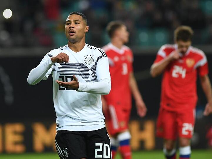Torschütze Serge Gnabry feiert seinen Treffer zum 3:0 gegen Russland.