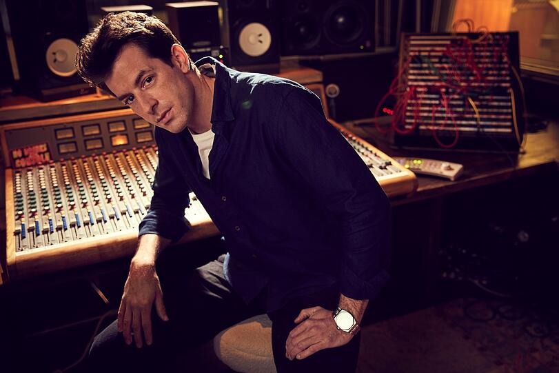Starproduzent Mark Ronson nimmt uns an Orte und Geräte, wo der besondere Sound entstand, den wir im Ohr haben.