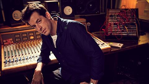 Starproduzent Mark Ronson nimmt uns an Orte und Geräte, wo der besondere Sound entstand, den wir im Ohr haben.