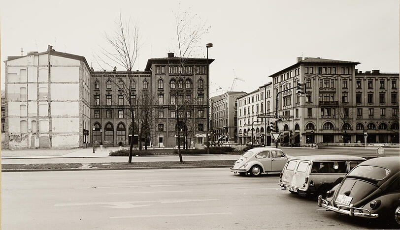 Die Wunden, die der brutale Durchbruch 1959/1961 geschlagen hat, sind noch nicht mal im Ansatz verheilt: Ampelszene am Altstadtring 1972.