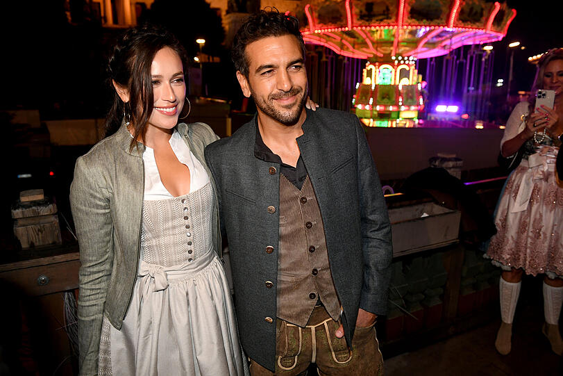 Zeigen sich jetzt auch offiziell als Paar: Elyas M'Barek und seine Frau Jessica auf dem Käfer-Balkon
