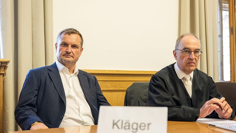 Stephan Knabe (l), Aufsichtsratsvorsitzender Deutsche Regas, sitzt zu Beginn der Verhandlung im Gerichtssaal.