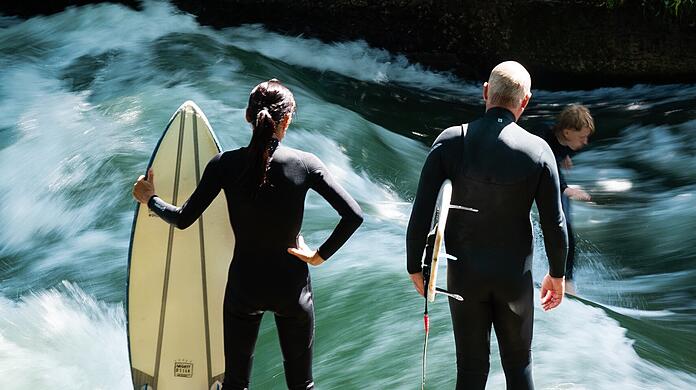 Surfer am Eisbach in München