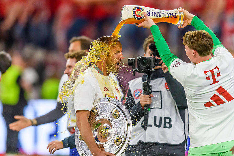 Harry Kane bekam seine erste Bierdusche von Jonas Urbig.