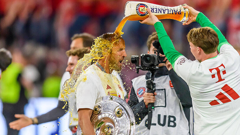 Harry Kane bekam seine erste Bierdusche von Jonas Urbig. Harry Kane bekam seine erste Bierdusche von Jonas Urbig.