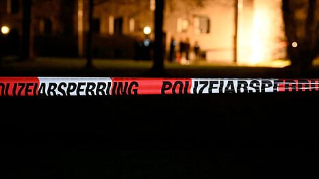 Polizisten fanden die leblose Frau.