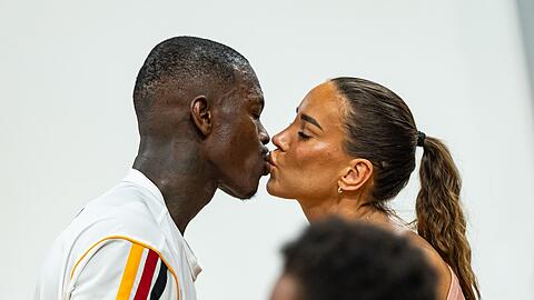 Basketball-Kapit&auml;n Dennis Schr&ouml;der k&uuml;sst seine Frau Ellen.