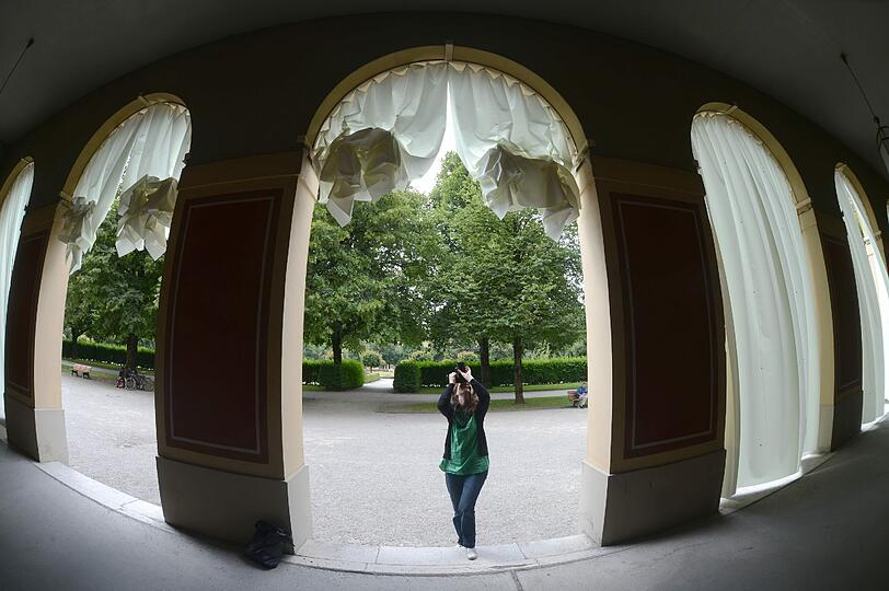Eine Fotografin fotografiert die Installation im Hofgarten.