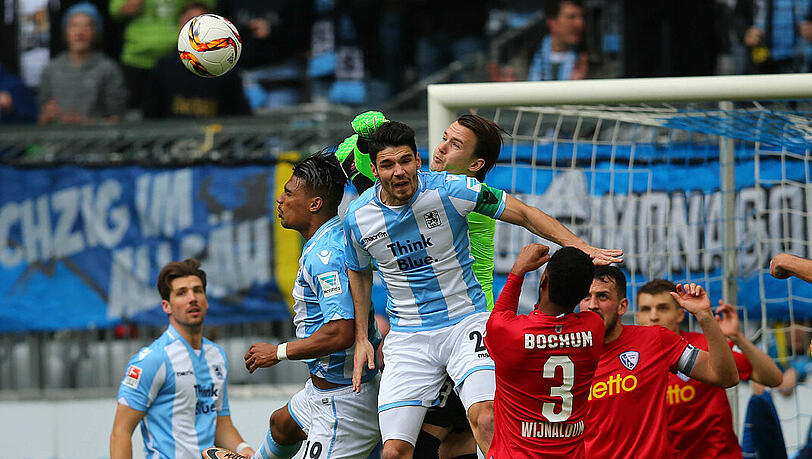 Am Ende gabs einen Zähler für beide: Der TSV 1860 stemmte sich, hier Rubin Okotie und Christopher Schindler, gegen Bochums Keeper Manuel Riemann und eine Pleite. Am Ende gabs einen Zähler für beide: Der TSV 1860 stemmte sich, hier Rubin Okotie und Christopher Schindler, gegen Bochums Keeper Manuel Riemann und eine Pleite.