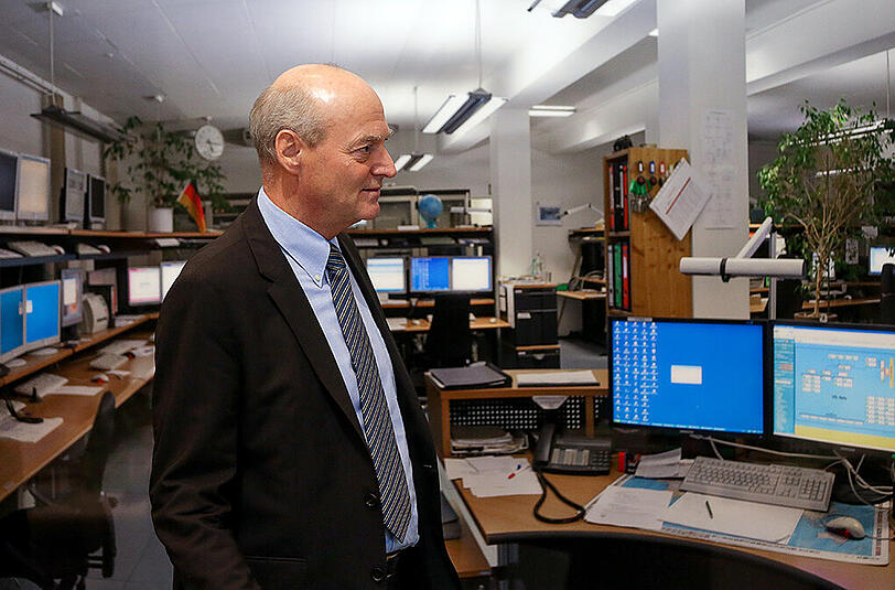 Der Präsident des BND, Gerhard Schindler, läuft am 23.03.2016 in Hamburg in der Ausstellung "Unheimlich - Der Bundesnachrichtendienst 1956 - 2016" vor einem Foto der Kommunikationszentrale des BND in Pullach entlang.