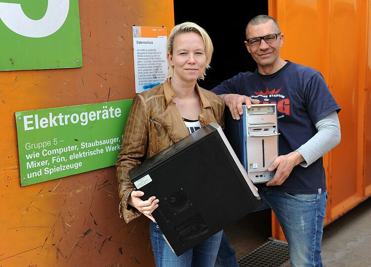 Vanessa und Frank Ebner, Programmiererin und Fotograf aus München, entsorgen ihre alten Computer.