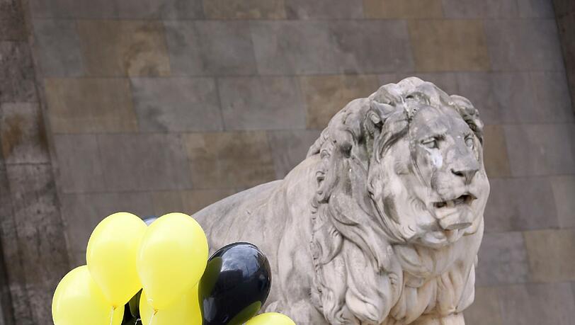 Schwarze und gelbe Luftballons - die Farben Münchens - neben dem Löwen vor der Feldherrenhalle. Schwarze und gelbe Luftballons - die Farben Münchens - neben dem Löwen vor der Feldherrenhalle.