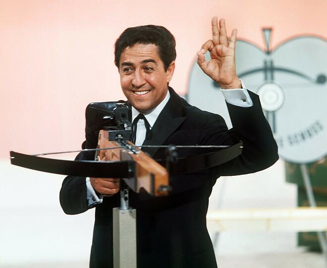 "Der goldene Schuss": Die erste interaktive Spielshow: Anrufer halfen einem Armbrustschützen, der mit verbundenen Augen zielte (ZDF, 1964 bis 1970, mit Lou van Burg).