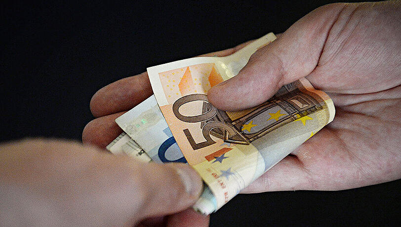Die beiden Frauen bezahlten einen günstigen Artikel mit einem 50-Euroschein. Danach lenkten sie die Apotheken-Mitarbeiterin ab und konnten sowohl den 50-Euroschein, als auch das Wechselgeld einstecken. (Symbolbild) Die beiden Frauen bezahlten einen günstigen Artikel mit einem 50-Euroschein. Danach lenkten sie die Apotheken-Mitarbeiterin ab und konnten sowohl den 50-Euroschein, als auch das Wechselgeld einstecken. (Symbolbild)