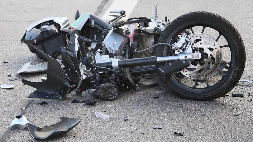Bei einem Unfall auf der B299 wird ein 17-jähriger Motorradfahrer schwer verletzt.