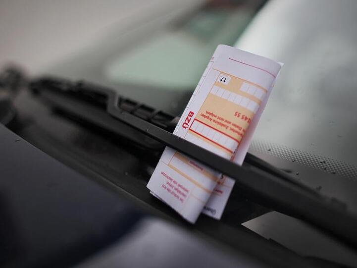 Ein Strafzettel steckt im Scheibenwischer eines geparkten Autos. Foto: Fredrik von Erichsen/Archiv
