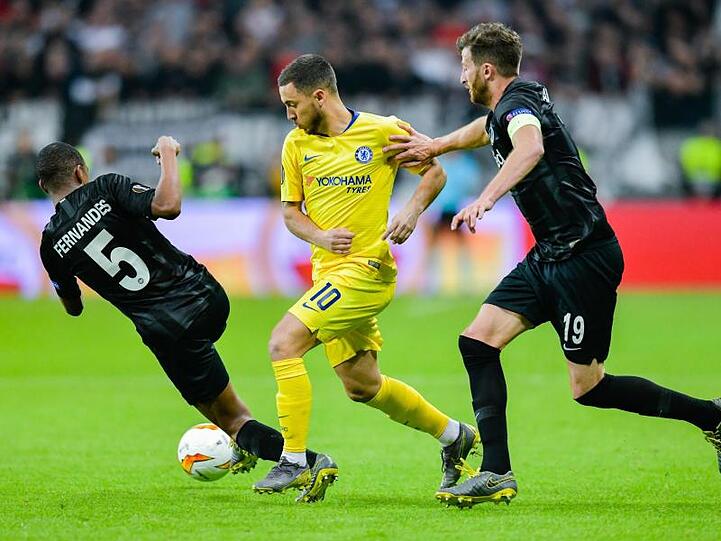 Eden Hazard (M.) kommt gegen die Frankfurter Gelson Fernandes (l) und David Abraham nicht durch.