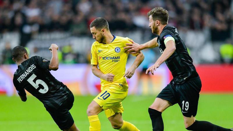 Eden Hazard (M.) kommt gegen die Frankfurter Gelson Fernandes (l) und David Abraham nicht durch. Eden Hazard (M.) kommt gegen die Frankfurter Gelson Fernandes (l) und David Abraham nicht durch.