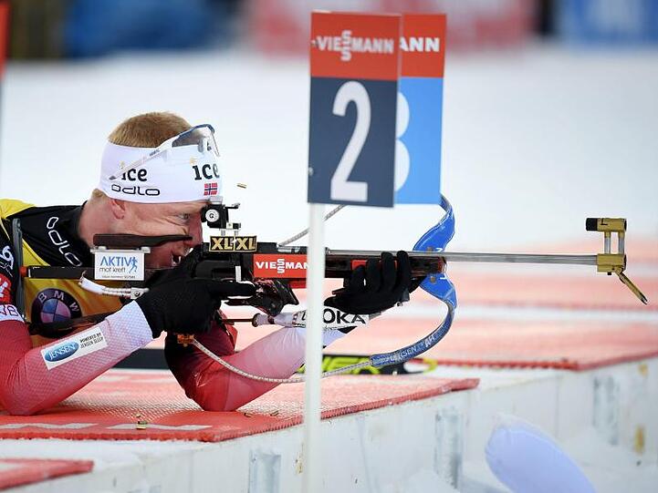 Norwegens Biathlon-Star Johannes Thingnes Bö beim Schießen.