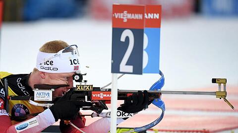 Norwegens Biathlon-Star Johannes Thingnes Bö beim Schießen.