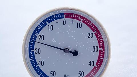 Ein Thermometer zeigt minus 24 Grad Celsius an. Foto: Patrick Pleul/Archiv