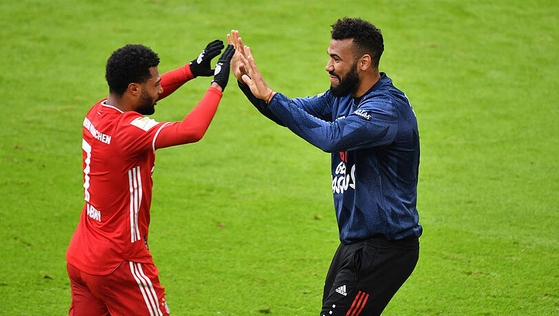 Torschütze Serge Gnabry (links) lässt sich beim 4:0 der Bayern gegen Stuttgart von Ersatzspieler Eric Maxim Choupo-Moting feiern. Einer der beiden könnte am Samstag in Leipzig die Position des verletzten Top-Torjägers Robert Lewandowski einnehmen.
